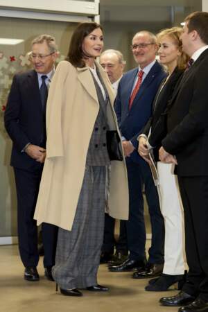 La reine Letizia d'Espagne dans une tenue tendance oversize, avec la Croix Rouge à Madrid, le 16 janvier 2020.