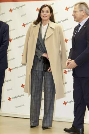 La reine Letizia d'Espagne a craqué pour un costume prince de Galles.