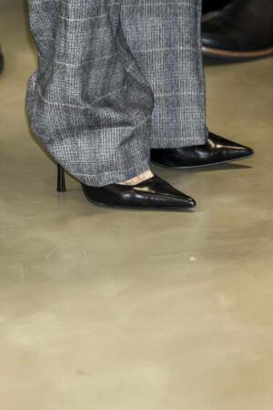 La reine Letizia d'Espagne opte aussi pour un pantalon flare.