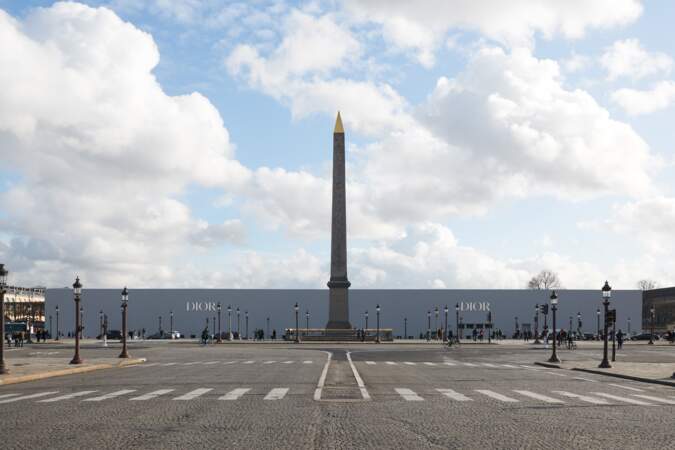 La collection masculine de Dior, saison automne-hiver 2020-2021, était présentée dans cette structure Place de la Concorde et une scénographie signée Adrien Dirand.