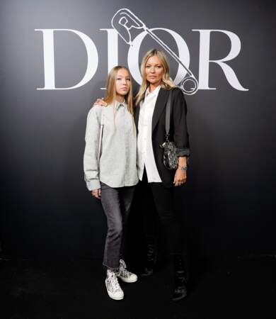 Lila Moss et Kate Moss : mère et fille ne se quittent plus lors des défilés, comme ce vendredi au show homme de Dior.