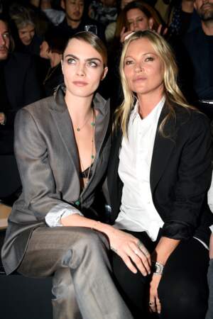 Kate Moss était avec sa fille Lila Moss au défilé Homme de Dior à Paris. Elle a pris la pose avec Cara Delevingne. 