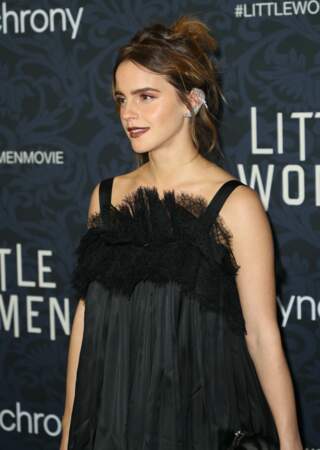 Le chignon flou d'Emma Watson met en valeur ses reflets cuivrés