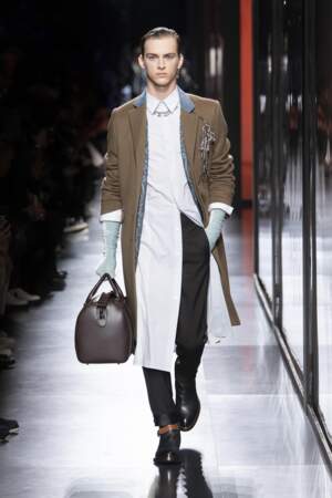 La chemise devient longue pour donner de la fantaisie aux silhouettes masculines chez Dior pour la saison automne-hiver 2020-2021.