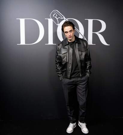Robert Pattinson, élégant, au défilé homme de Dior.
