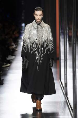 Un final Dior grandiose avec ce manteau brodé et scintillant...