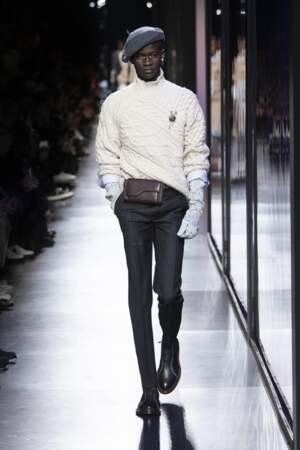 Les accessoires comme les petits sacs, les bijoux ou les gants habillent les looks les plus minimalistes pour Dior.
