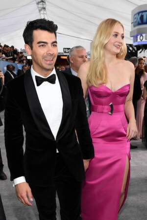 Joe Jonas en costume Boss avec sa femme, l'actrice Sophie Turner en Louis Vuitton.