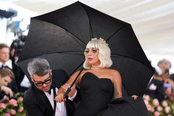 Lady Gaga arrive au MET Gala 2019 à New York le 6 mai 2019. Lady Gaga offre une séance d'effeuillage tout en changeant de robe et changeant d'accessoires. 