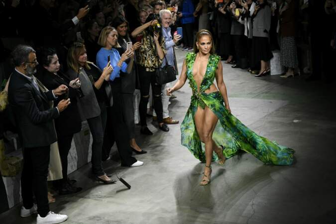 Jennifer Lopez lors du défilé Versace collection prêt-à-porter printemps/té 2020 lors de la Fashion Week de Milan le 20 septembre 2019. La chanteuse porte un modèle tiré de la robe magistrale qu'elle portait il y a 19 ans. 
