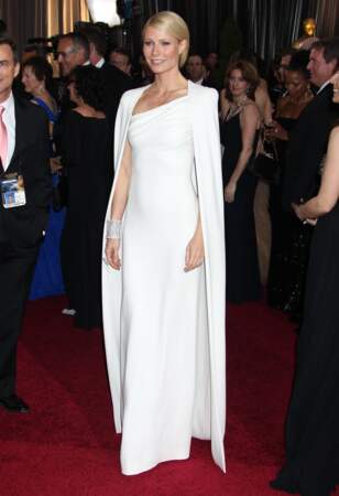 Gwyneth Paltrow engendre la tendance de la cape avec cette sublime robe de Tom Ford. Elle la porte à l'occasion de la cérémonie des Oscars le 26 février 2012. 