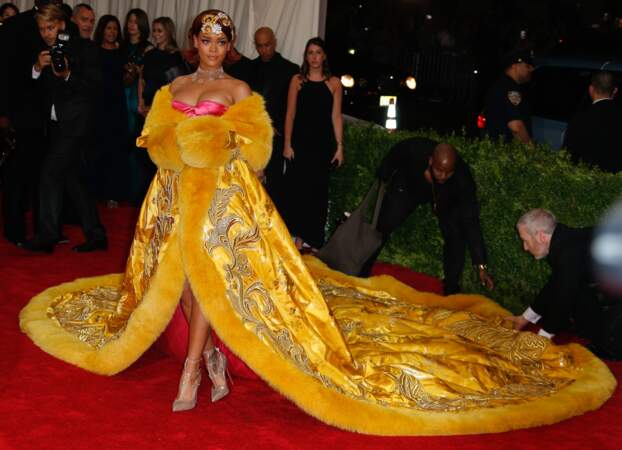 Rihanna en longue robe jaune poussin à la soirée du Met Gala 2015. La robe et sa (très) longue traîne est l'œuvre de la créatrice chinoise Guo Pei. 