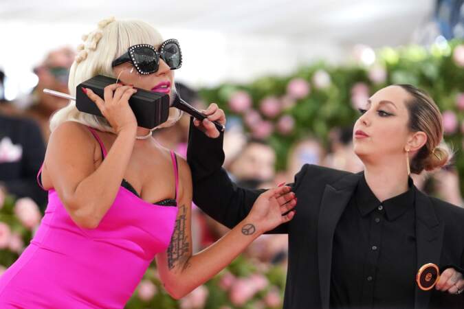 Lady Gaga porte une tenue 4 en 1 lors du Met Gala de 2019. Elle porte de nouveau une robe rose fuchsia à fourreau. 