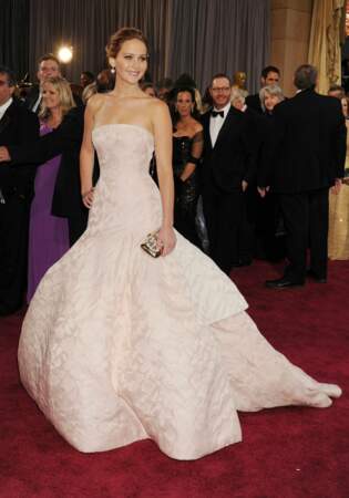 Jennifer Lawrence à la cérémonie des Oscars en 2013. Elle remporte son Oscar et chute devant tout le monde puis elle est aidée par Jean Dujardin, chargé de lui remettre son prix. Une soirée forte en émotion passée dans une jolie robe de princesse signée Dior. 