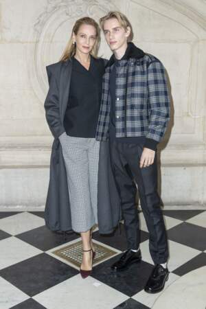 Uma Thurman et son fils Levon Roan Thurman-Hawke jouent avec les photographes au défilé de mode Haute-Couture printemps-été 2020 
de la maison Dior à Paris, le 20 janvier 2020.