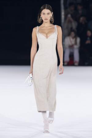 Une robe beige asseccoirisée de grandes bloucles d'oreilles et d'un des nouveaux sacs de la collection Jacquemus habillaient Bella Hadid.