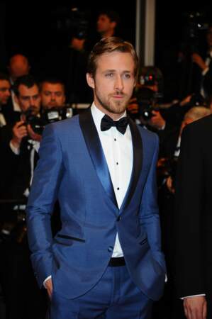 Ryan Gosling au festival de Cannes 2011. Il porte un costume de satin bleu saphir du créateur Salvatore Ferragamo.  