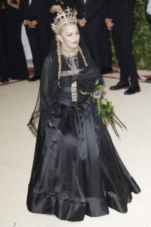 Madonna est apparue toute vêtue de noire au MET Gala 2018. Elle portait une création signée Jean Paul Gaultier Couture.