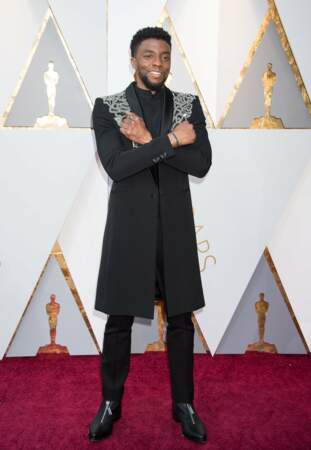 Chadwick Boseman est arrivé en costume Givenchy Couture à la 90ème cérémonie des Oscars 2018 au théâtre Dolby à Los Angeles. 