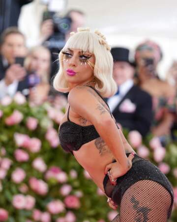 Lady Gaga conclut son numéro en sous-vêtements à paillette sur le tapis rose posé pour l'occasion du Met Gala 2019. 