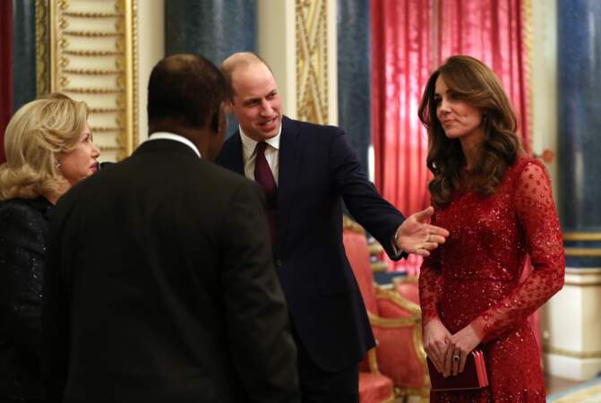 Kate Middleton rayonnante dans une robe rouge à 535 €, une couleur très tendance.