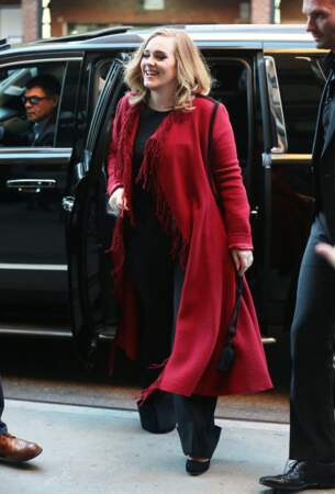 20 novembre 2015 : Jolie avec son look casual, la chanteuse Adele est très souriante face à ses fans à New York.