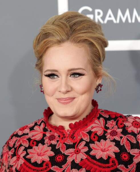 10 février 2013 : Adele porte un look très féminin pour la 55e cérémonie des Grammy Awards à Los Angeles. Chignon wahou, liner et faux cils noit sur les yeux. Côté look, elle passe à la couleur.
