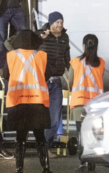 Après être descendu de l'avion, le prince Harry est monté à bord d'un Toyota 4x4 qui l'attendait sur le tarmac de l'aéroport