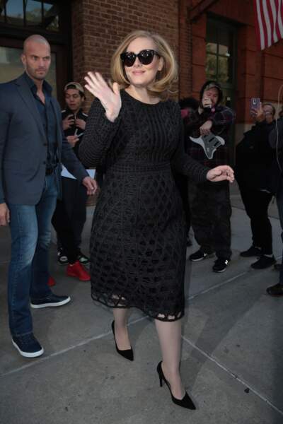 Novembre 2015 : Véritable star, Adele très classe lorsqu'elle salue ses fans à New York.