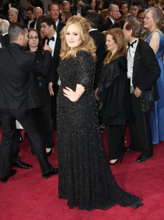 24 février 2013 : Adele arrive en robe Jenny Packham à la 85e cérémonie des Oscars à Hollywood. 