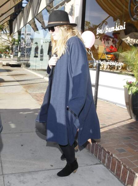 Janvier 2013 : Adele fait du shopping à West Hollywood. Elle porte un look très confort et porte les cheveux longs frisés/décoiffés. 