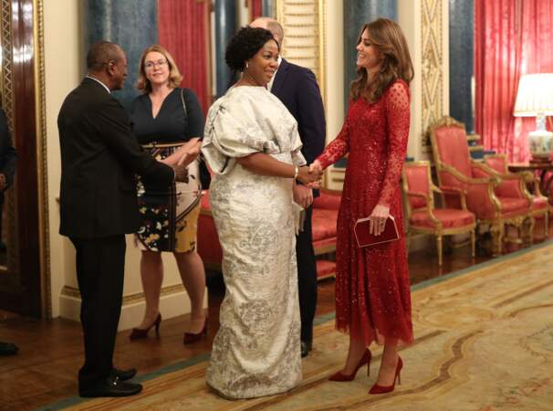 Kate Middleton sublime en robe longue scintillante.