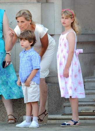 Sophie de Wessex et ses enfants au palais de Buckingham pour accueillir la flamme olympique à Londres, le 26 juillet 2012