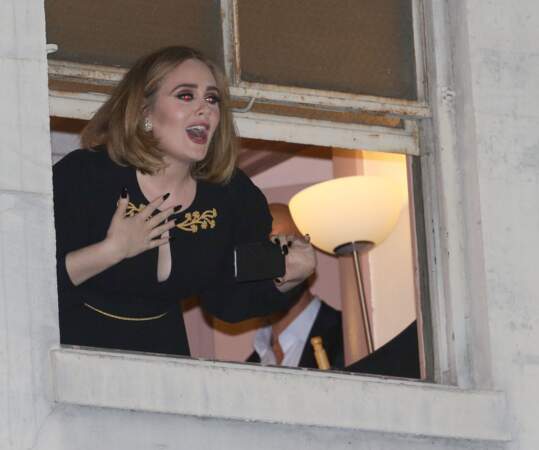 13 février 2016 : Adele apparaît à la fenêtre du Wiltern Theatre, peu après un concert. La chanteuse arbore un carré long toujours dans le glamour. 
