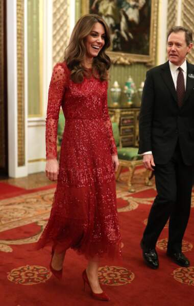 Surprise, Kate Middleton a choisi une robe longue rouge et scintillante pour cette soirée de prestige à Buckingham Palace.