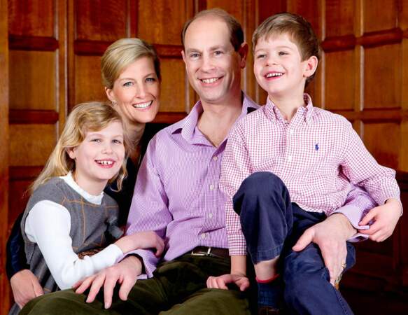Le prince Edward et son épouse Sophie de Wessex posent avec leurs enfants Louise et James à Londres, le 9 Mars 2014