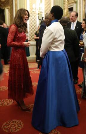 Kate Middleton continue de moderniser son style avec cette robe scintillante rouge.
