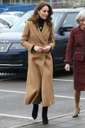 On ne la reconnaît plus ! Kate Middleton fait sensation le 22 janvier 2020 en manteau long camel, bottes hautes et une jupe léopard.