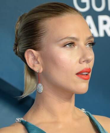 Les cheveux plaqués et wet sont toujours aussi tendance comme Scarlett Johansson.