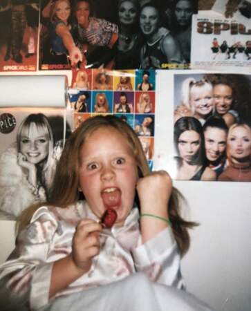 La chanteuse Adele lorsqu'elle était enfant, déjà fan des Spice Girls. Elle est née le 5 mai 1988 à Londres.