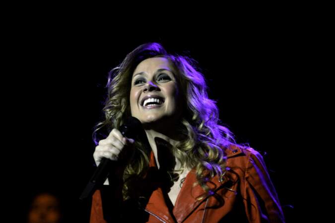 19 mai 2009 : Lara Fabian tout de rouge vêtu en concert au Palais Nikaia à Nice. À 39 ans, la chanteuse sort l'album " Toutes les femmes en moi ", composé uniquement de reprises de chanteuses. Pour cet album, elle remporte un disque de platine en France. 