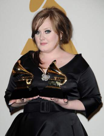 Février 2009 : Adele remporte deux trophées lors de la 51e cérémonie des Grammy Awards à Los Angeles. La chanteuse de "Rolling in the deep" commence à porter des coiffures rétro, et ce fameux trait de liner noir sur les yeux.