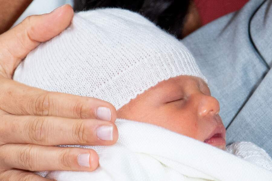Archie dans les bras de ses parents lors de la présentation du bébé royal au monde le 8 mai 2019. À moins d'un an, il est septièmes dans l'ordre de succession au trône britannique. 