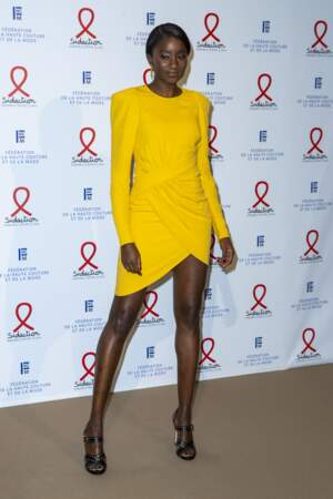 Karidja Touré chicisimme en robe courte jaune.