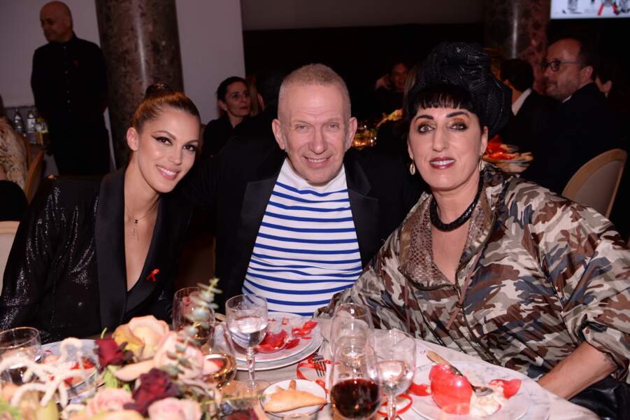 Iris Mittenaere, Jean-Paul Gaultier et Rossy de Palma réunis au diner de la mode le 23 janvier 2020.