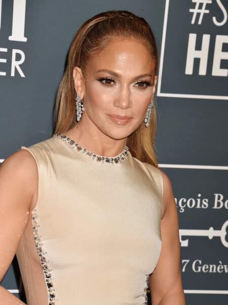 50 ans et rayonnante, Jennifer Lopez est notamment accro au sport, au matcha, à la respiration, au yoga, aux crèmes avec SPF pour protéger sa peau du soleil...