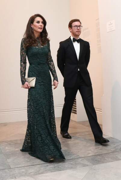 Kate Middleton pourrait aussi choisir de mettre cette robe de soirée verte Temperley London, agrémentée de sublimes détails en dentelle. Elle l'avait portée pour l'exposition de Gillian Wearing à Londres le 28 mars 2017. 