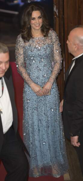 Kate Middleton va-t-elle choisir cette  robe à sequin de la créatrice Jenny Packham déjà mise pour assister au spectacle "Royal Variety Performance" au théâtre Palladium de Londres le 24 novembre 2017. 
La robe est brodée de fleurs en sequins et de cristaux. La duchesse de Cambridge a accessoirisé sa tenue avec des escarpins pailletés argentés et une minaudière assortie.