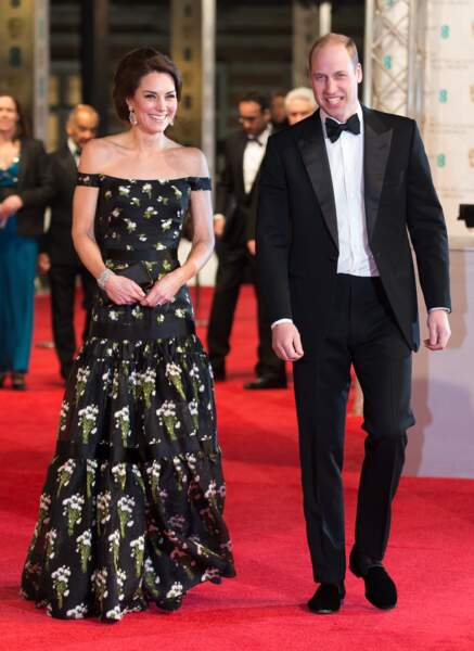 Le prince William et Kate Middleton, arrivent à la cérémonie des British Academy Film Awards au Royal Albert Hall, le 12 février 2017. La princesse porte une robe Alexander McQueen noire à motifs fleuris immaculés. Cette robe qui laisse ses épaules apparentes, approche les 9 000 euros. Une fois encore, c'est une robe spécialement revisitée pour la duchesse. 