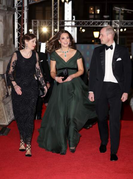 Le prince William et Kate Middleton lors de la 71e cérémonie des British Academy Film Awards (BAFTA) au Royal Albert Hall à Londres en février 2018. La princesse enceinte du prince Louis, porte une robe empire vert foncé signée Jenny Packham. Elle vaut près de 3 000 euros et est inspirée de deux anciens modèles de la créatrice, également portés par la duchesse auparavant. 